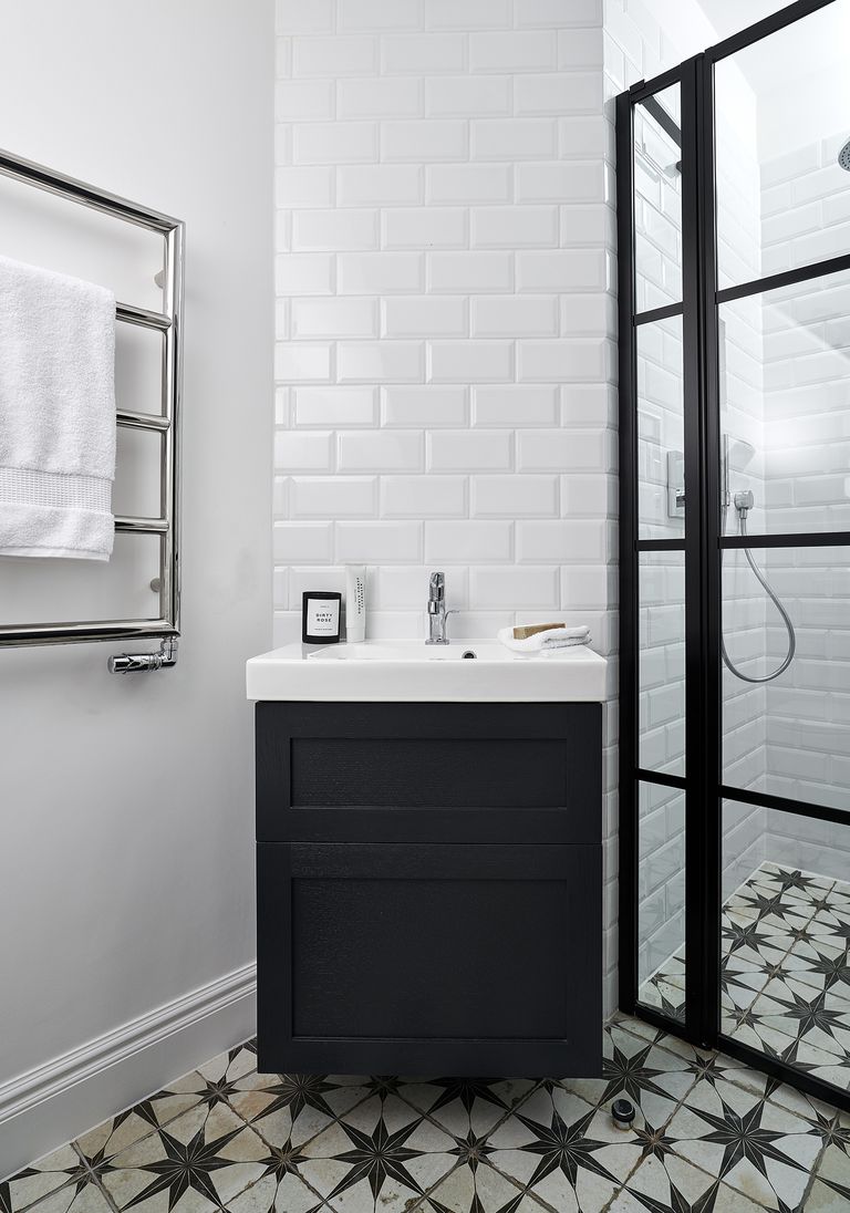 Dos mini baños de inspiración marroquí para los peques de la casa