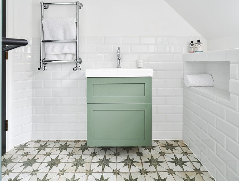 Dos mini baños de inspiración marroquí para los peques de la casa